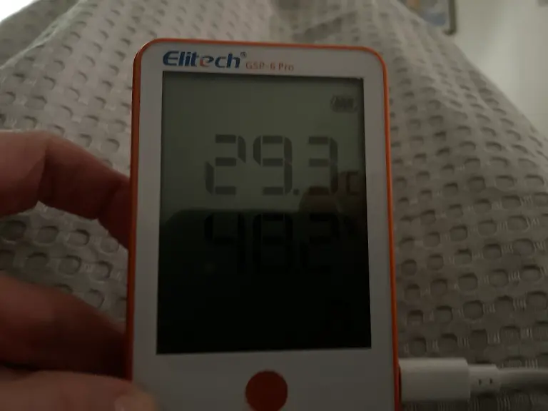 Test selbstkühlende Decken Ella kein Unterschied Temperatur unter Decke.jpg